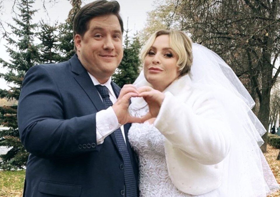     Пара прогуливалась в свадебных костюмах прямо по центру Минска. Фото: соцсети.