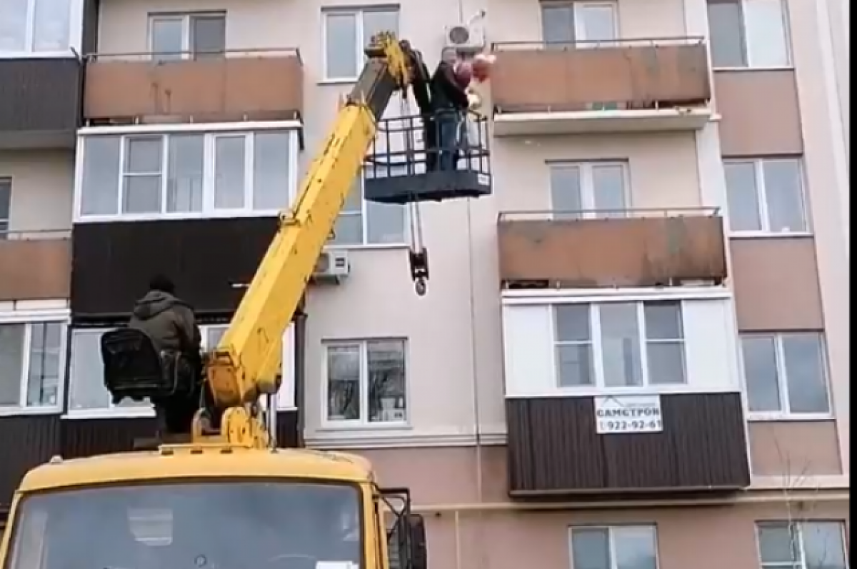    Для соблазнения девушки романтичный самарец использовал автовышку