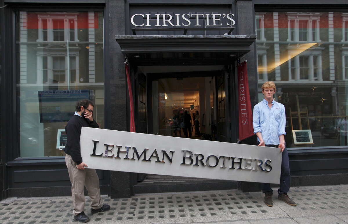 Логотип инвестиционного банка Lehman Brothers на аукционе Christie's (Фото: Andrew Winning / Reuters)