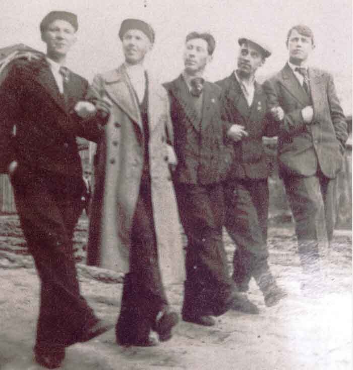 Закадычные друзья (слева направо): Борис Еремеев, Николай К., Иван Молчанов, Александр Портных, Александр Ташкинов. Кунгур, май 1939 года