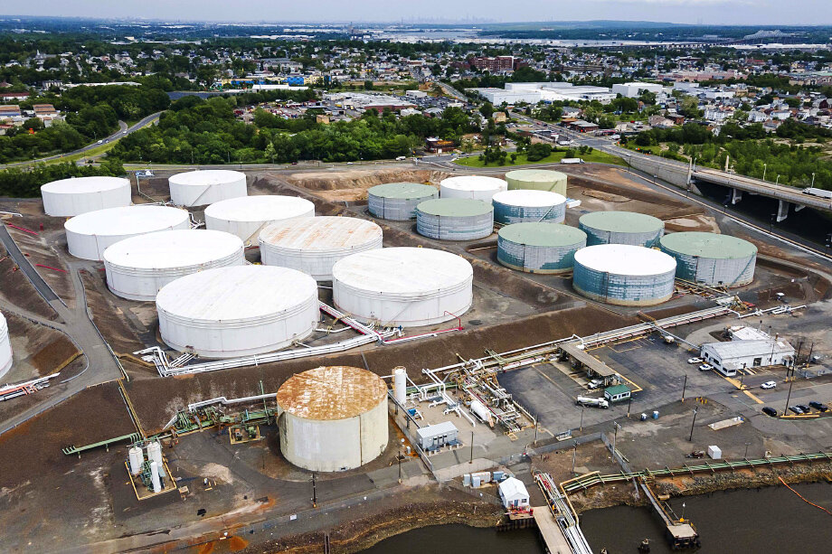 Нефтяные резервуары терминала Buckeye Global Marine в Нью-Джерси, где хранится часть стратегического запаса топлива США. В сентябре объём запасов за неделю упал на 8,4 млн баррелей – до 434,1 млн баррелей. Фото: JUSTIN LANE/EPA/TASS