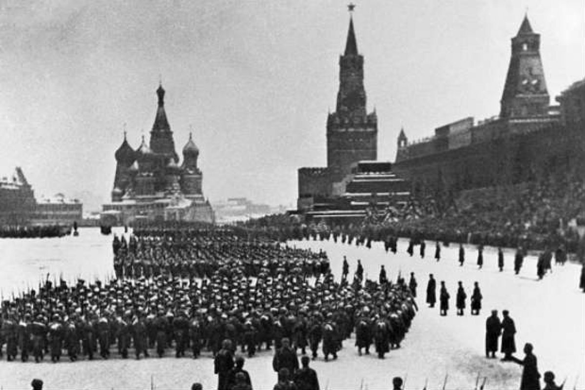    Парад 7 ноября 1941 г.