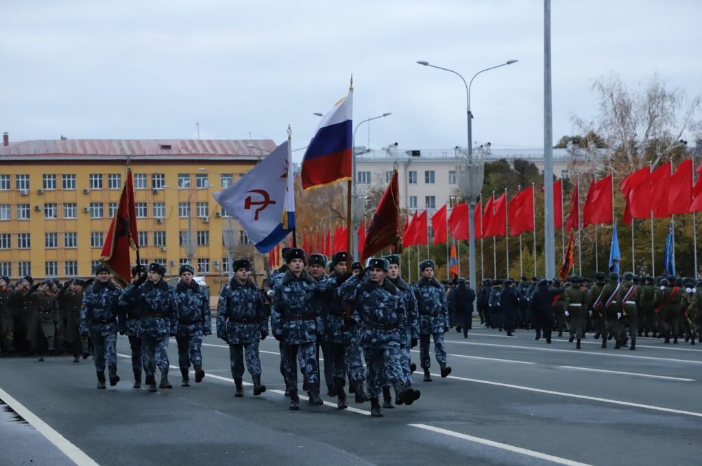 Парад в самаре 7 ноября. Парад. Парад Самара. Парад памяти. Парад памяти Куйбышев.