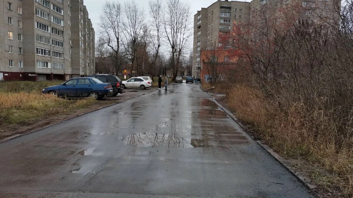    Еще в прошлом году работники подстанции скорой помощи на улице Буденного в Глазове жаловались на разбитую дорогу, по которой выезжают служебные машины.