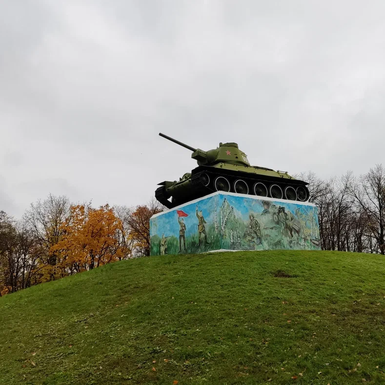 Т-34 на памятнике над братской могилой времён ВОВ у Горловского автовокзала