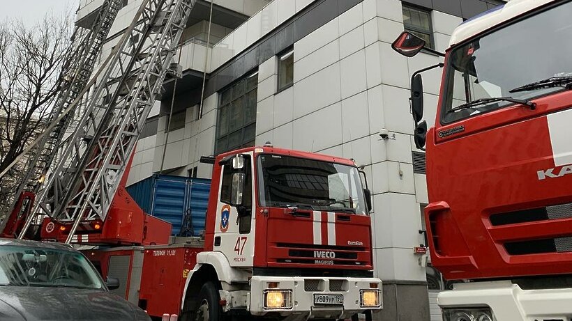    Тушение пожара в административном здании ан улице Академика Сахарова в Москве ©Пресс-служба ГУ МЧС России по Москве