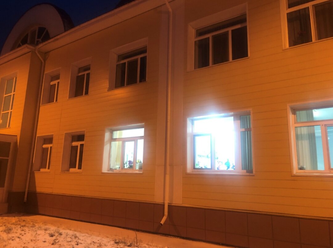 Фото автора. Свет в окне "Снежинки"