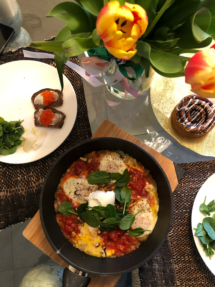 Шакшука с луком, томатами и сметаной с грецким орехом