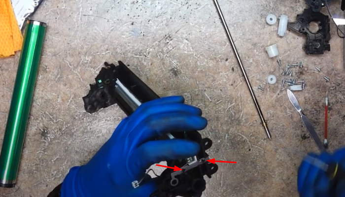 Фото 78. Выкручиваем два винта