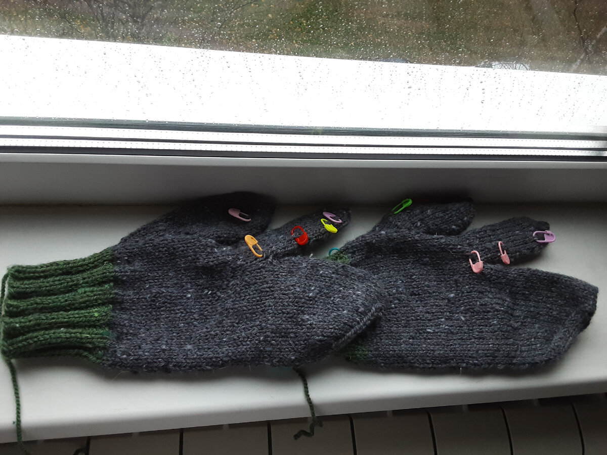 Осталось убрать кончики ниток и отстегнуть маркеры 🙂