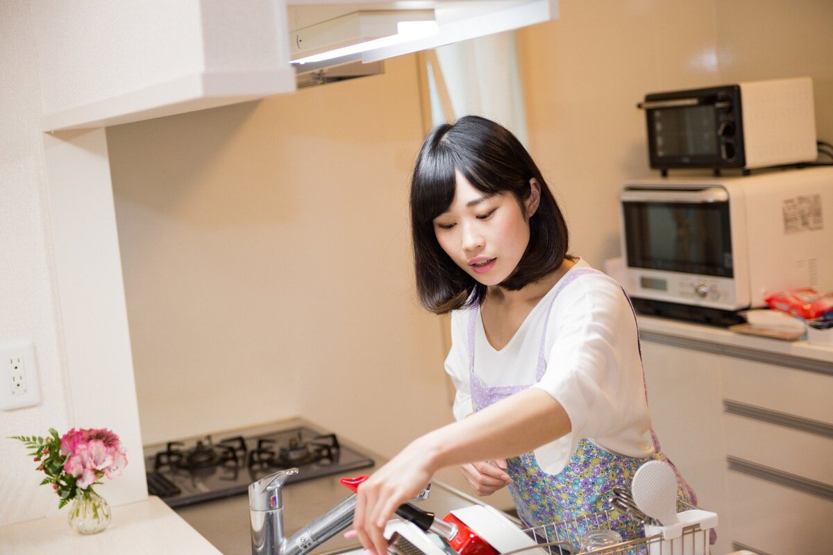 Кореянка домохозяйка. Митико императрица японии в молодости. Японская домохозяйка. Женщина домохозяйка в японии. Митико арасака.