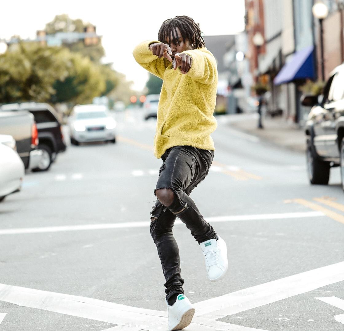    Парень с дредами танцует на улице:Unsplash/Blake Cheek