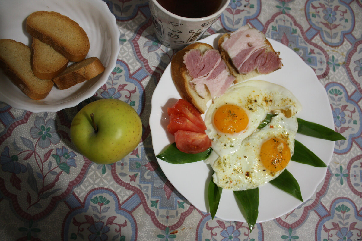 Обед на день матери. Домашний завтрак. Красивый завтрак. Вкусный и красивый завтрак. Красивая сервировка завтрака.