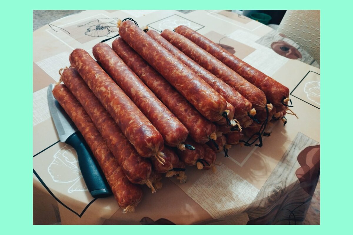 У нас делают домашнюю колбасу. Не пробовала, но говорят, что очень вкусно. Не успеваю купить. Только выложат в чат объявления, тут же всю раскупают