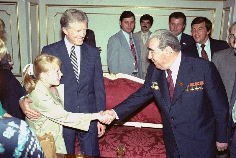Брежнев жмёт руку Эми Картер, дочери президента США.
