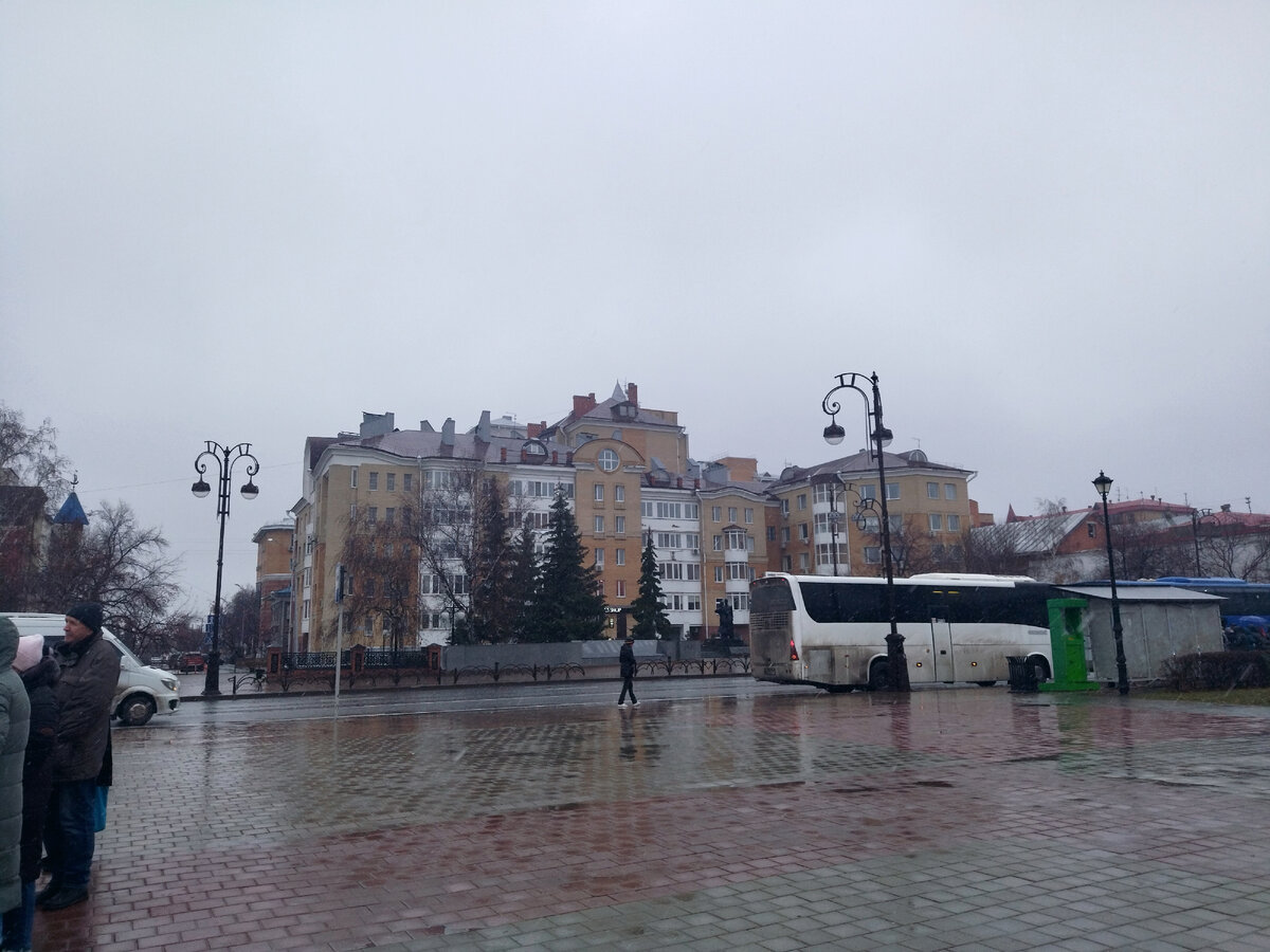 Одна из центральных площадей Тюмени - площадь Борцов Революции. И наш автобус,в котором мы проехали более 1500 км. На площади - сразу несколько интереснейших памятников и арт-объектов.