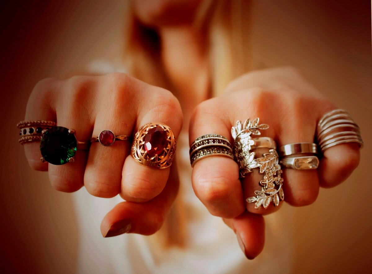 Сонник кольцо с камнем на пальце