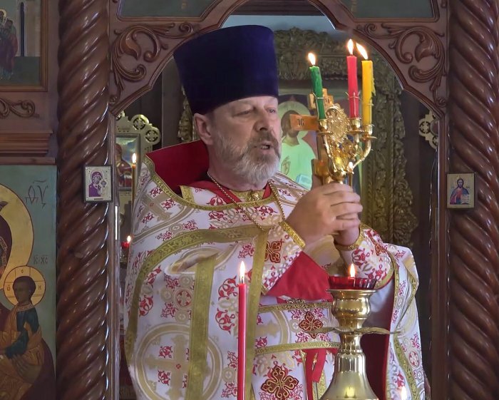 Принтскрин: кадр из фильма «Земной мир отца Андрея»