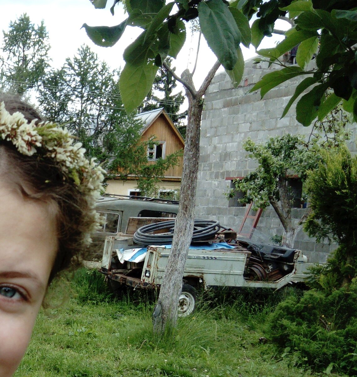 Стена гаража во время стройки, пока без крыши и ещё не до конца возведена. Под ней машины на запчасти. Фрагмент моего старого фото.