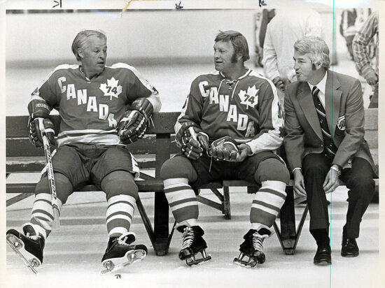     Бобби Халл (в центре) и Горди Хоу (слева). Фото: Jack Holland/ZUMAPRESS.com/globallookpress.com