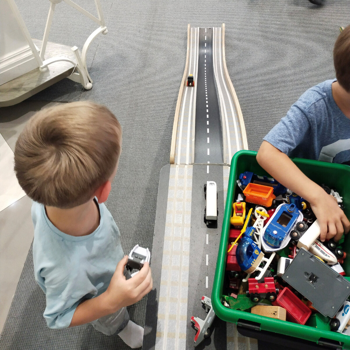 Две горки и несколько ящиков с различным транспортом