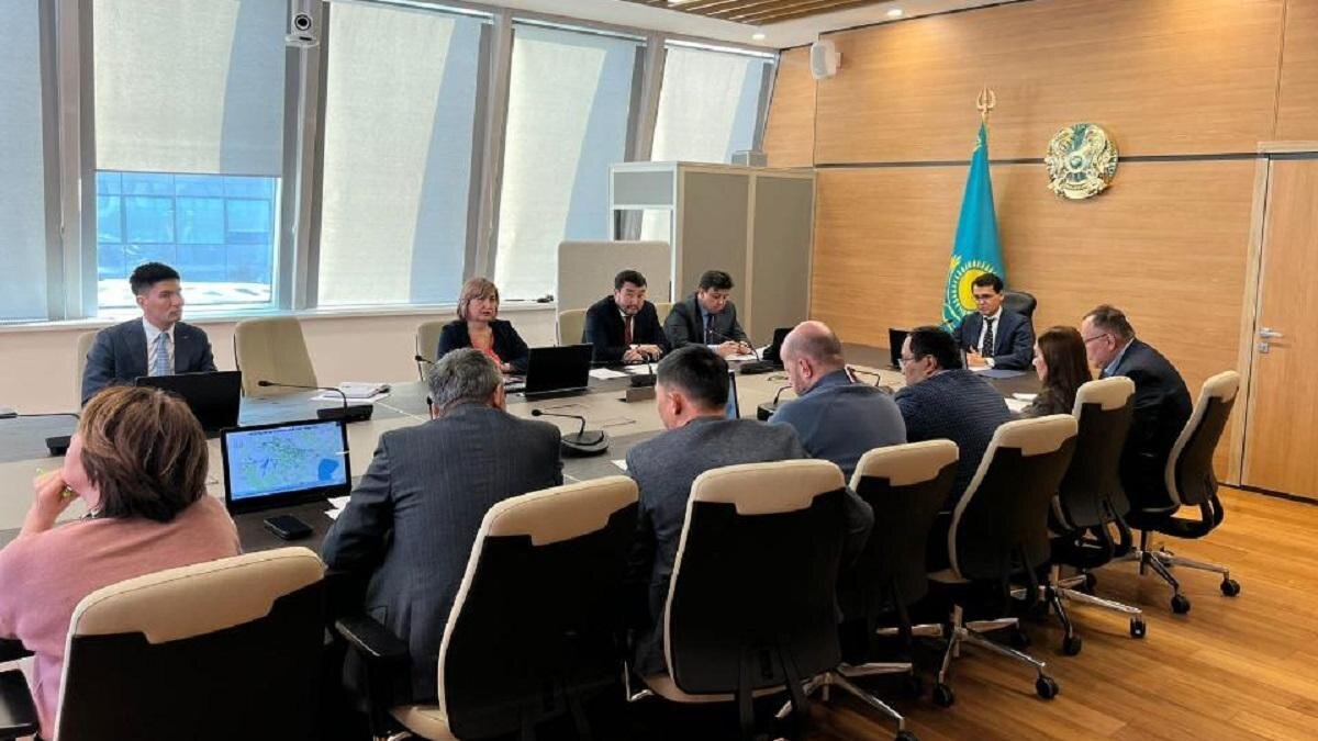    Сотрудники ведомства сидят за столом на совещании:пресс-служба МЦРИАП