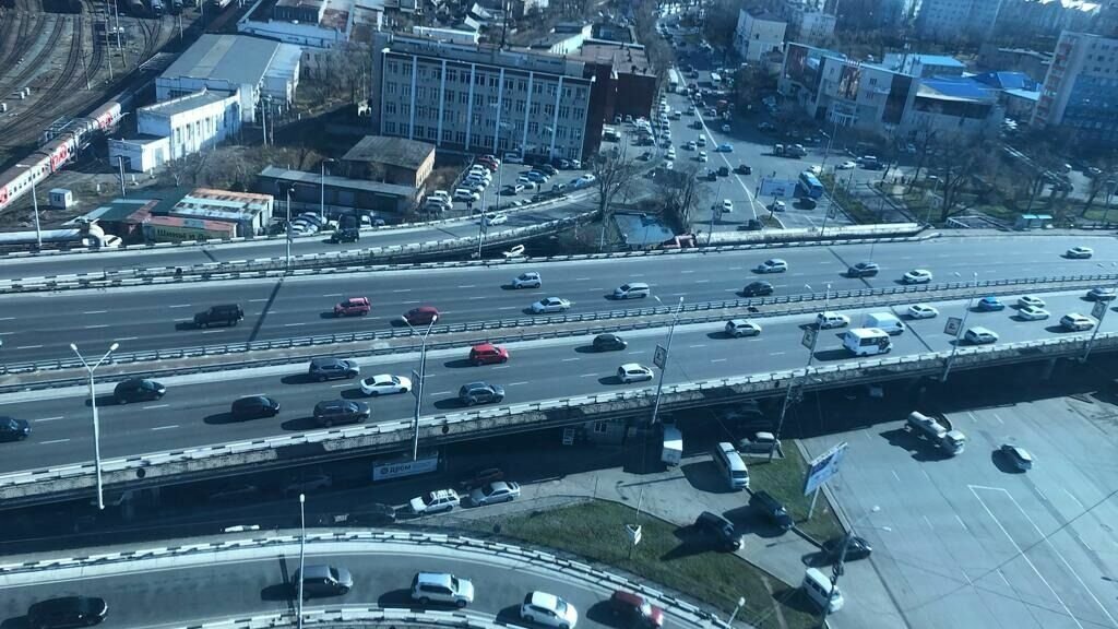     Во Владивостоке завершилось заседание Арбитражного суда, по итогам которого оказалось, что в плохом состоянии дорожного покрытия на Некрасовском путепроводе виноваты погода и большое число проезжающих автомобилей. Подрядчик, который делал ремонт, ни при чём.