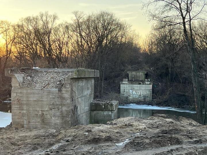     Мост кто-то разобрал и увез в неизвестном направлении. Фото автора