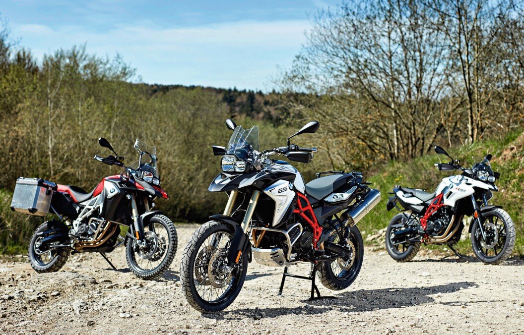 Эргономика в целом хороша, но можно сделать ещё лучше. Для этого в заводском каталоге аксессуаров предлагается несколько сидений и стоек руля разной высоты, а также наборы для занижения подвески