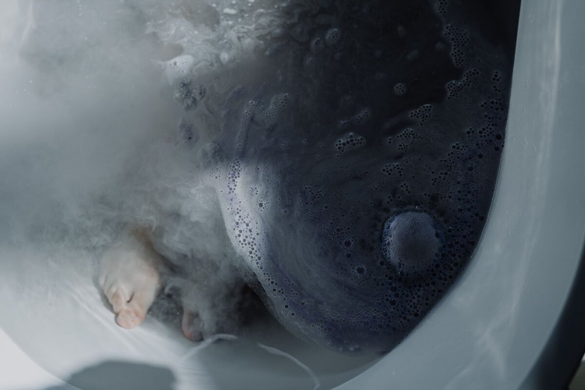 Помнишь, как в детстве бабушка или мама наливала в тазик горячую воду и заставляла опускать туда ноги? Чаще всего это было, если ты вдруг простудилась или пришла с улицы зимой. 