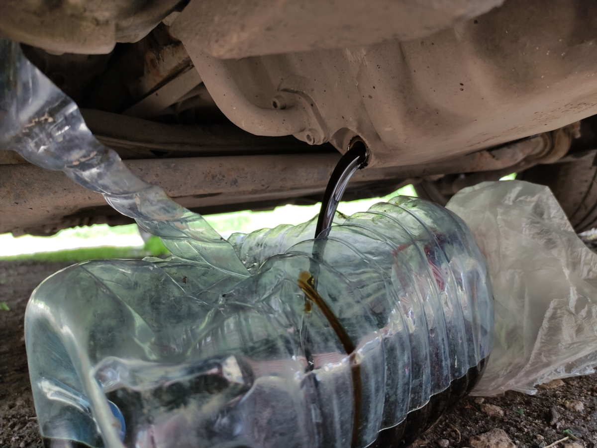 От замены до замены я долил около 700-800 грамм, что вполне нормальный показатель для старого немецкого мотора