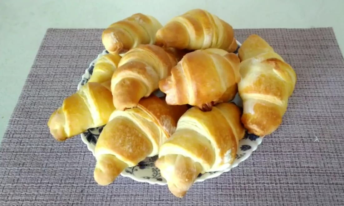 Круассаны с творожной начинкой.