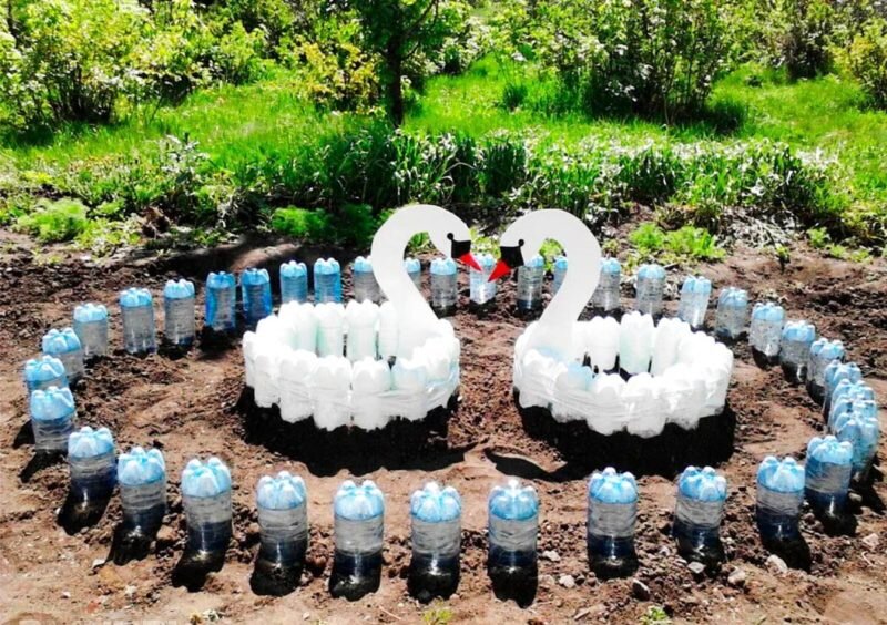 Лебедь из пластиковых бутылок является одним из наиболее красивых и полезных предметов декора.