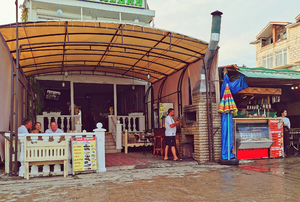 Южное кафе с южным шашлыком. Крым