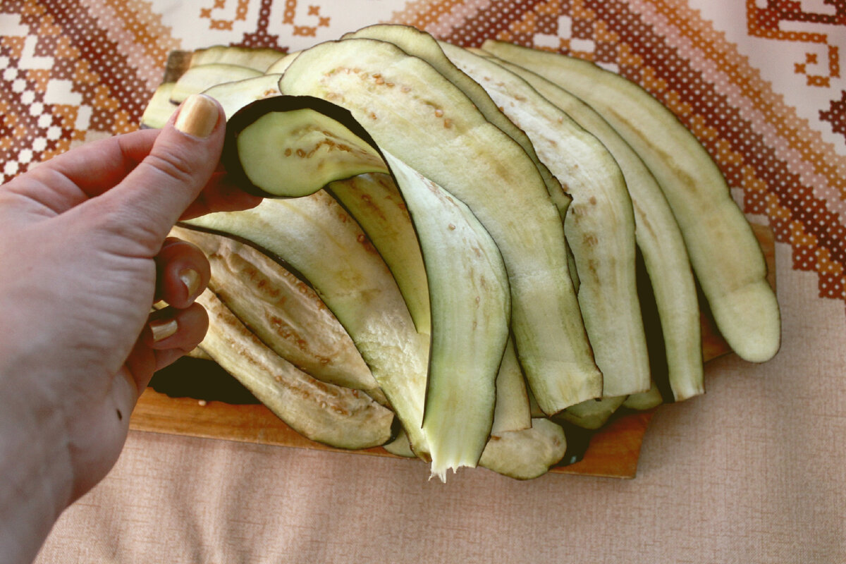 нарезаем баклажаны