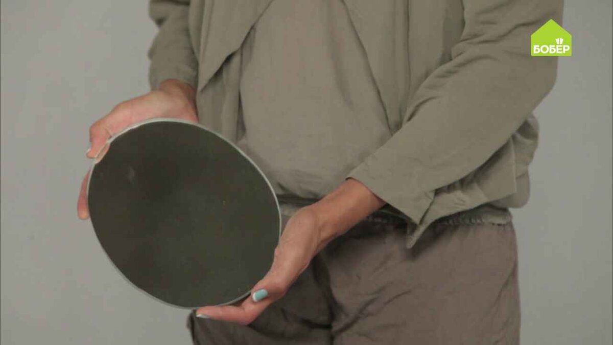 Вырежьте заготовки из зеркала  под размеры будущей рамки. Рекомендуется доверить эту процедуру  профессионалам, поскольку зеркало — довольно капризный материал.