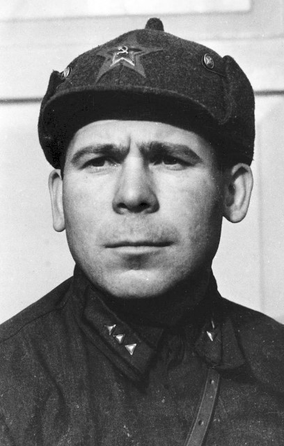 Поросенков Павел Фёдорович. Фотография взята от сюда-https://www.kmslib.ru/kraevedenie/geroi-v-letopisi-kna/geroi-sovetskogo-soyuza