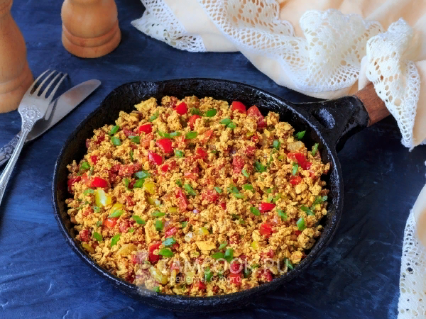 Полезный и вкусный, низкокалорийный вегетарианский омлет из тофу с овощами и зеленью - прекрасный вариант сытного завтрака или перекуса.