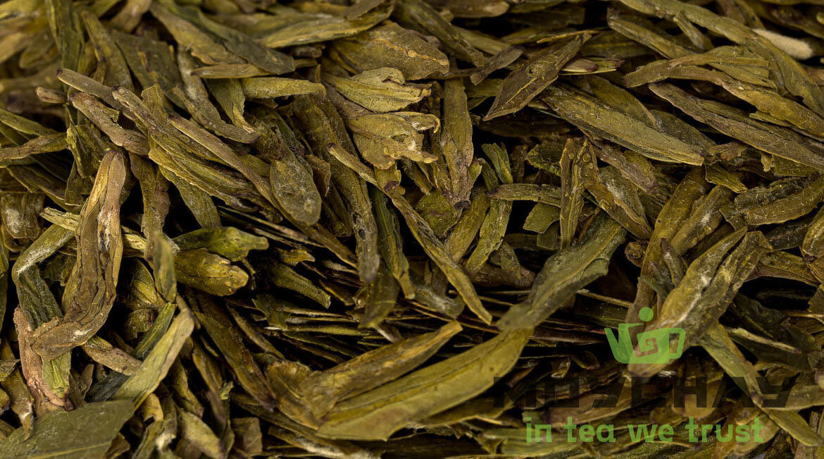 Зелёный чай Лунцзин Цзилоу. Нежный и хрупкий, он дарит травянисто-ореховый настой. На 1000 мл воды можно положить 6 грамм, если любите лёгкие, воздушные чаи - или 9 грамм, если любите благородную горчинку.