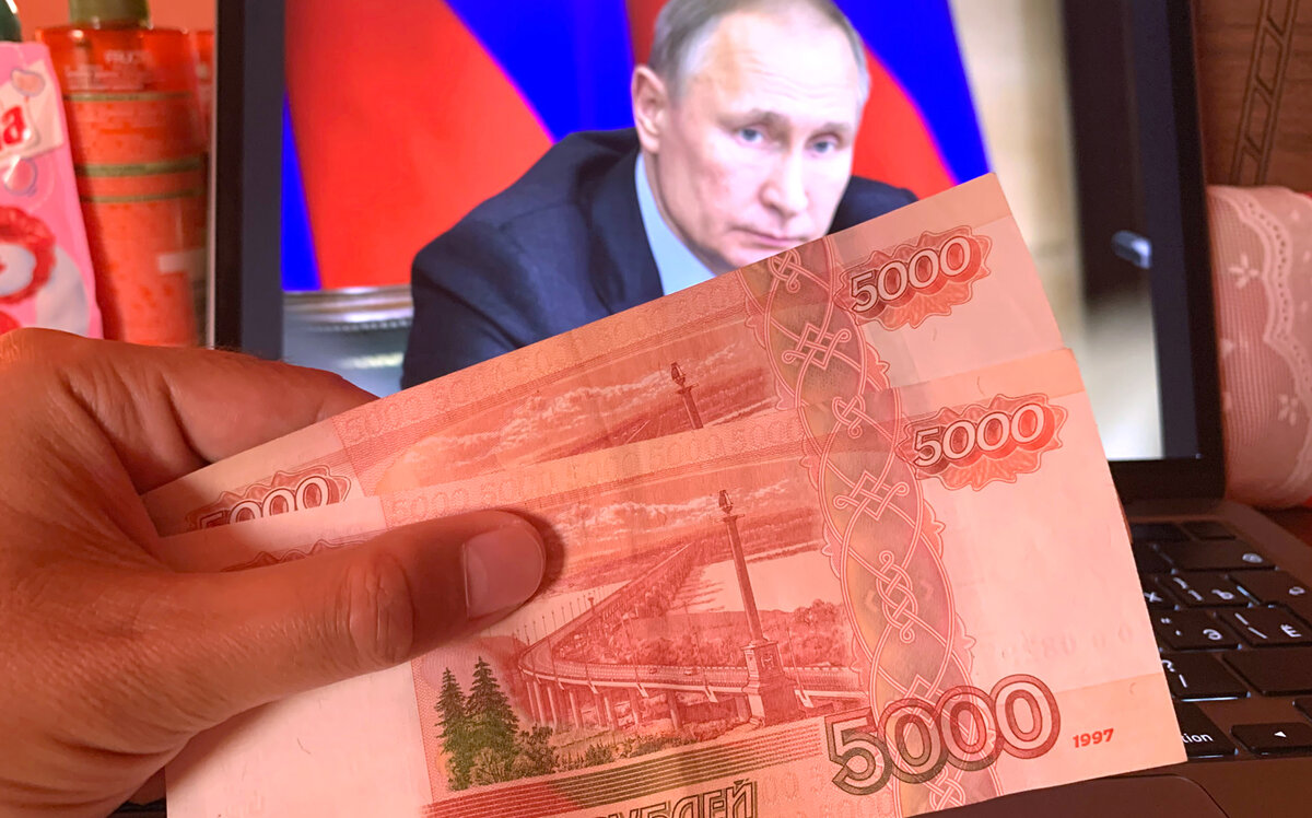 Владимир Путин поручил досрочно выплатить 10000 рублей