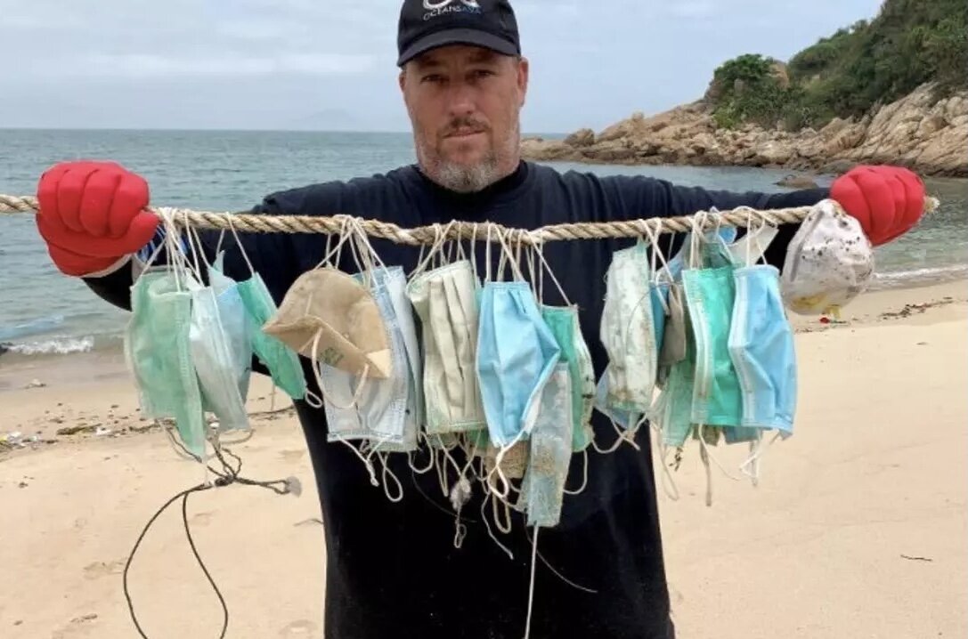 Фотография с мусором из моря, облетевшая весь интернет. Фотография из открытого источника.