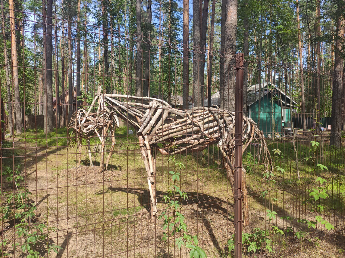 Скульптуры в поселке Комарово