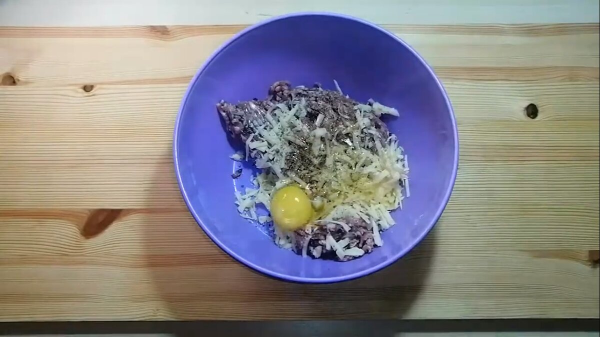 Лучше перемешивать руками