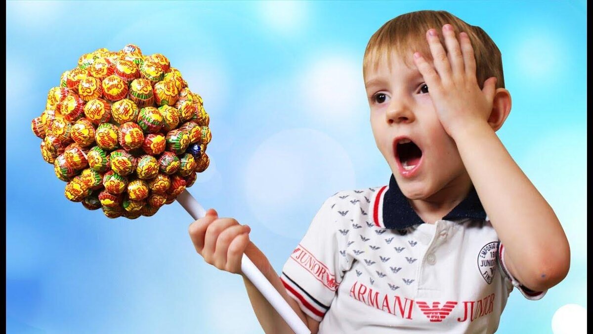 Фото ребенка с конфетами