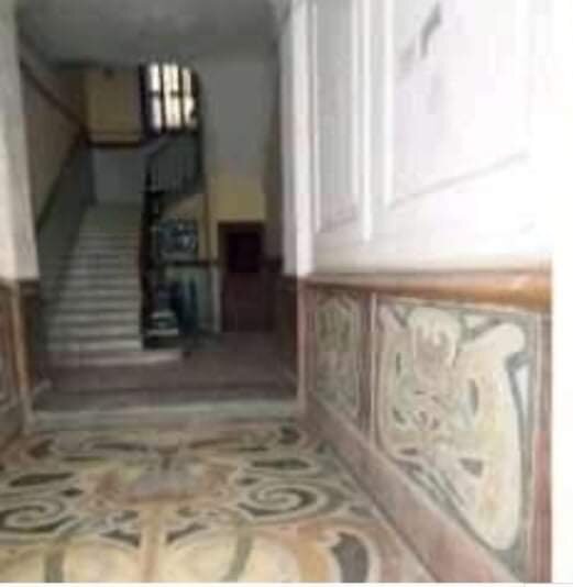 Пол в подъезде обычного жилого дома.