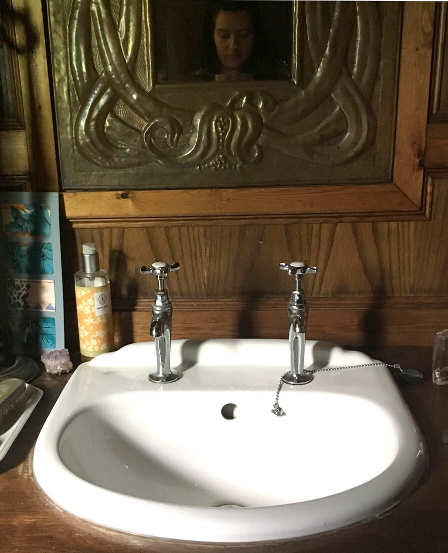 Традиция умываться водой из раковины, а не под проточной водой - это тоже отличительная черта аристократичного дома, где традиции передаются из поколения в поколение. Фотография из личного архива.