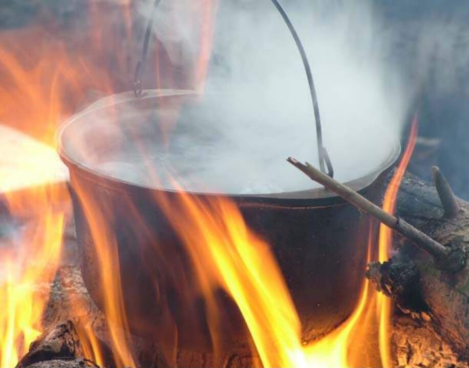 Котелок и открытый огонь. Приходилось так готовить? А мыть посуду песком в ручье? У Натали был такой опыт, но короткий, в несколько дней. А у вас? (фото из сети, из свободного доступа)