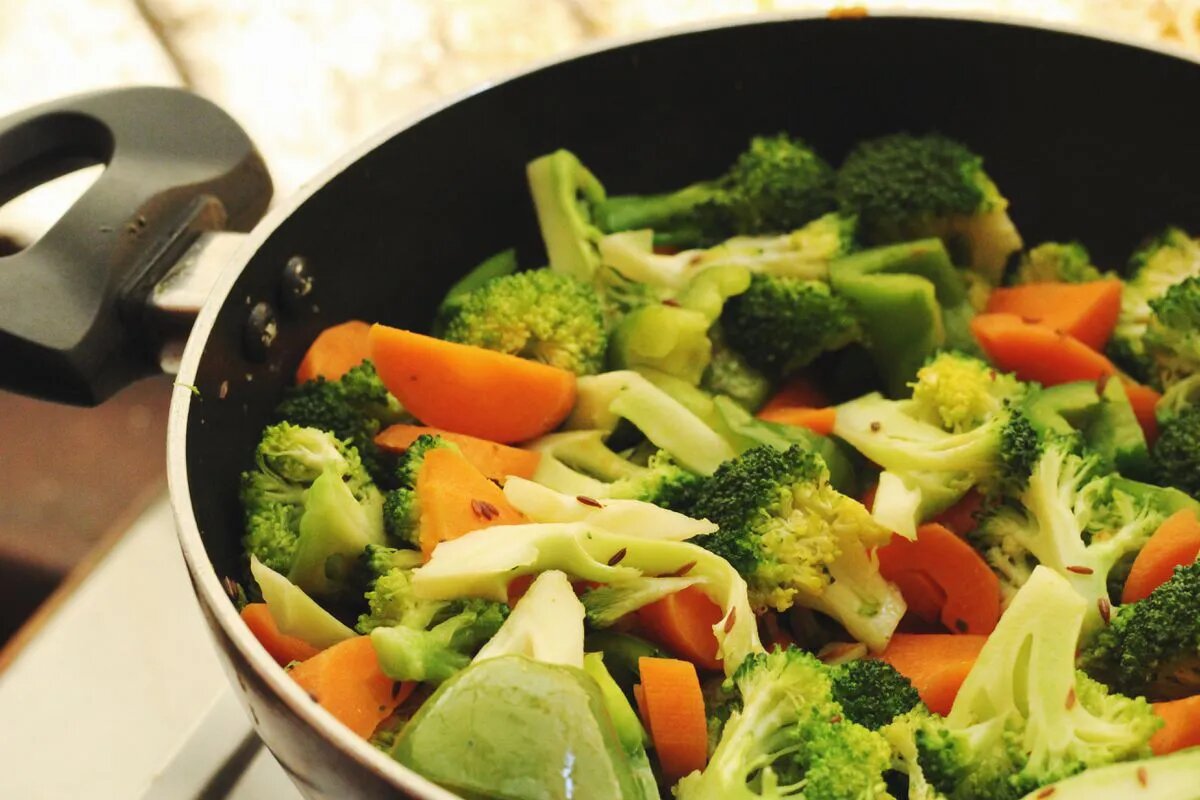Бедра с овощами на сковороде