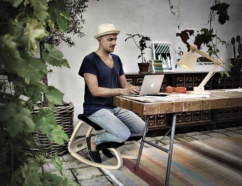 Коленный стул был представлен на мебельной ярмарке 1979 года в Копенгагене  и производится до сих пор.