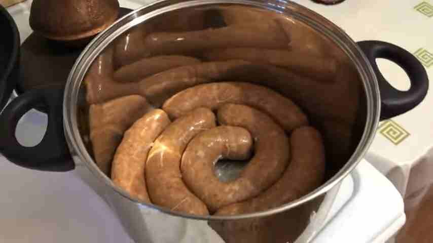 1. Первым делом купаты "цельным кольцом" ложем в кастрюлю. Конечно лучше использовать кастрюлю с толстыми стенками..